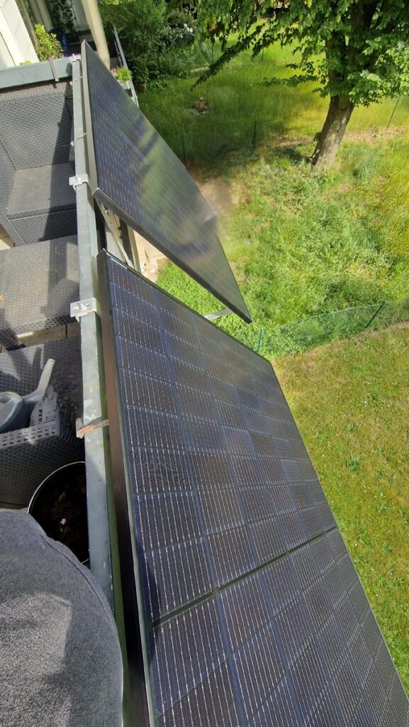 Es kann fast jedes Solarpanel an die Ecoflow Powerstream angeschlossen werden wenn die Parameter stimmen.